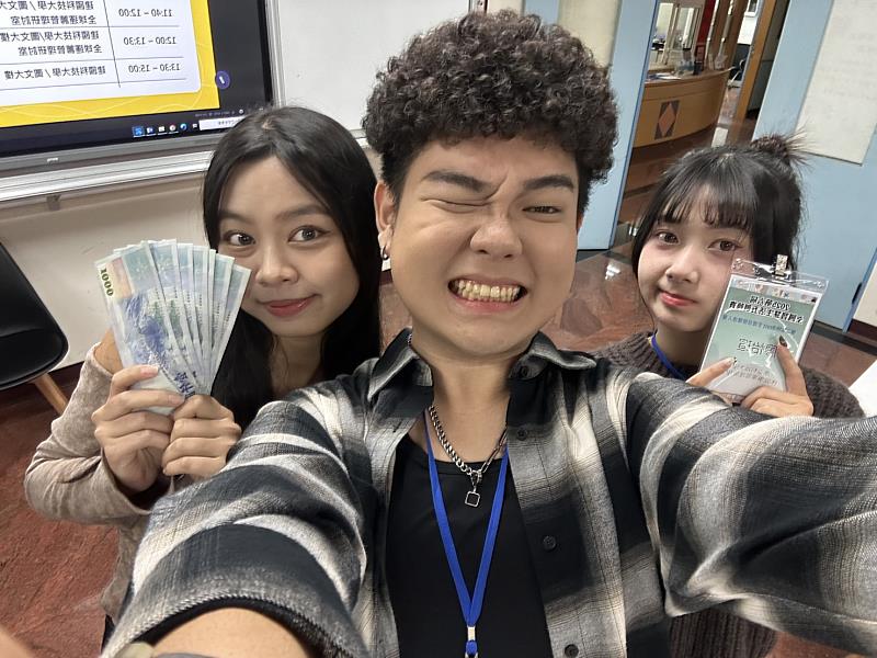 南臺科大休閒系學生劉柏澔、林俐瑩、廖怡瑄喜獲冠軍肯定，展現新世代自媒體人的活潑特質與實質經營力。