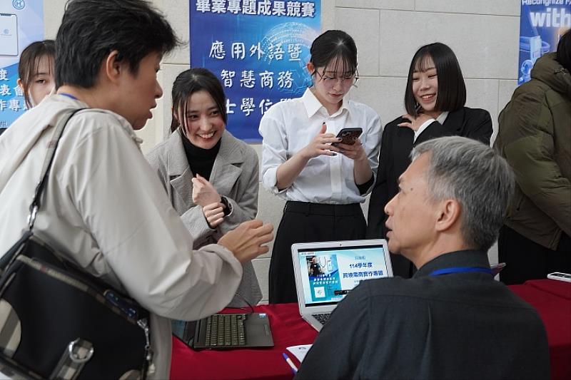 應用外語暨智慧商務學士學位學程團隊表示：「我們希望將能帶來安心與安全的高齡者關懷產品推向海外市場。這次專題不只是創意，更讓我們學會從企業需求與市場角度出發。」