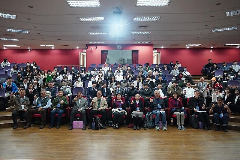 國際人文社會暨智慧商務學院畢業專題成果競賽圓滿落幕，3系首獎團隊與校外評審、師長及院長合影，共同見證學生創意與努力的成果。