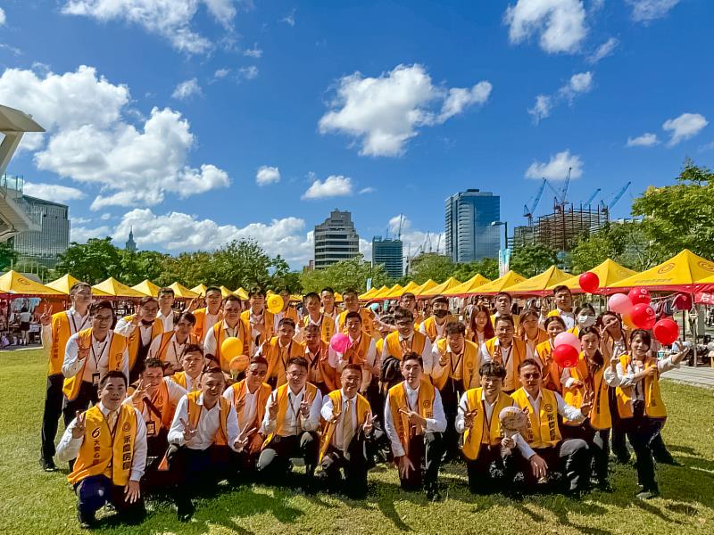 只要社區、鄰里有活動需求，永慶房屋樂於提供帳篷、物資及人力協助，陪伴居民樂生活。