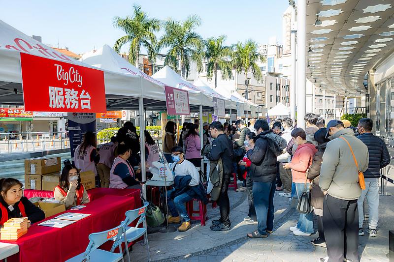 低溫下9點不到就有熱情民眾排隊響應捐血，寒冬送暖緩解血荒。