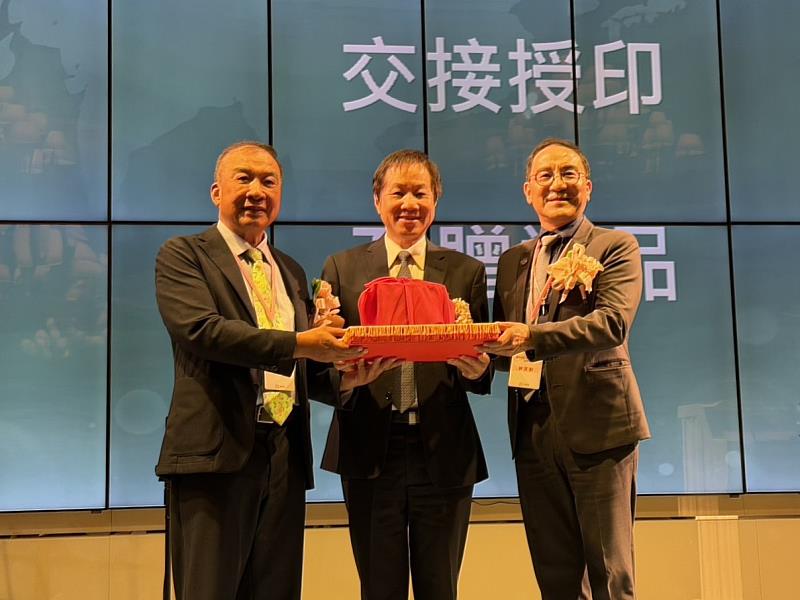 東海大學EMBA校友會舉行理事長交接典禮，第18屆理事長林正雄（左）功成身退，在校長張國恩監交下，將象徵傳承與責任的印信交予第19屆理事長林天財（右）。