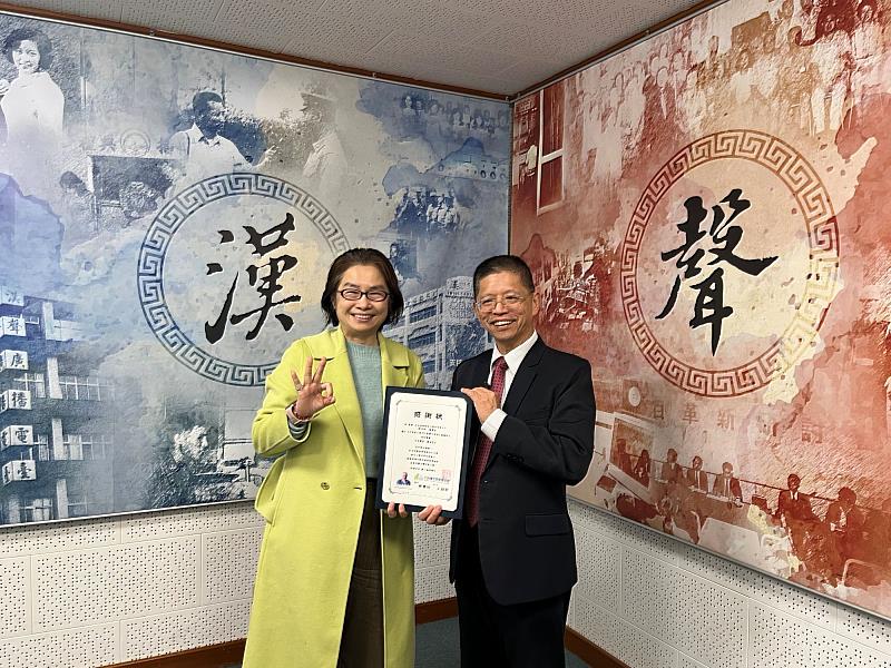 台灣尤努斯基金會董事長蔡慧玲（左）頒贈廣播專訪感謝狀予台大保險經紀公司董事長陳亦純（右）。