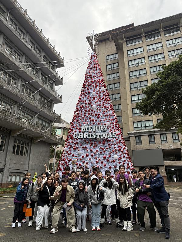 馬來西亞高中師生參訪中國文化大學，於校園聖誕樹前合影，感受多元友善的國際校園氛圍。