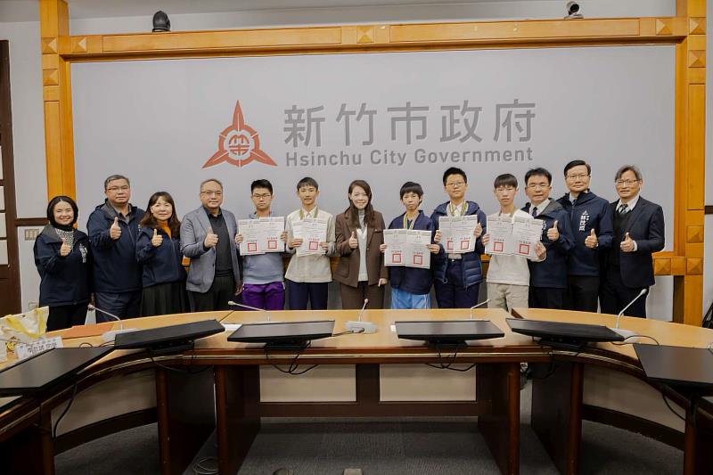 獲雙冠王金牌學生合影。