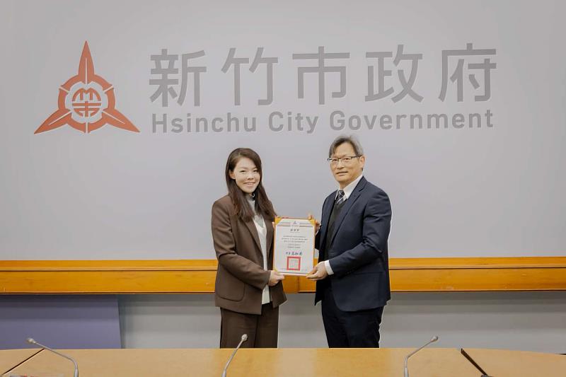 市長高虹安頒發感謝狀予國立場明交通大學。