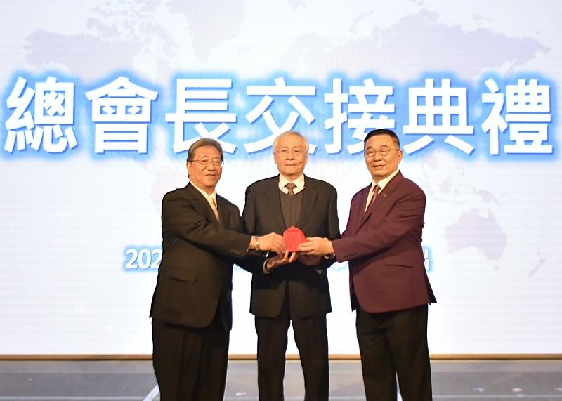 總會長交接合影，由僑委會副委員長張良民（中）監交，第1屆總會長林狄（左）傳承予第2屆總會長林齊國（右）。
