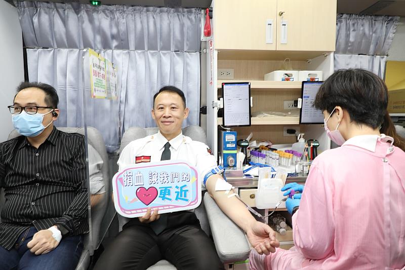 消防局同仁也加入捐血行列。