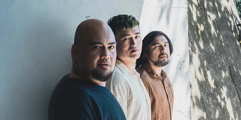 台東樂團「原味醞釀」由主唱HanBo陳彥翰（左起）、吉他手Sakinu羅智輝、貝斯手K.F. 洪光復組成，音樂風格揉雜民謠、原住民傳統歌謠、放克、藍調與搖滾等多元元素。（圖／風潮音樂提供）