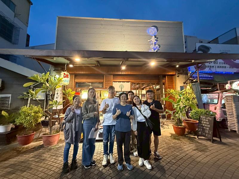 學生為海安商圈店家「幸の町 雪花冰專賣店」進行綠色行銷。