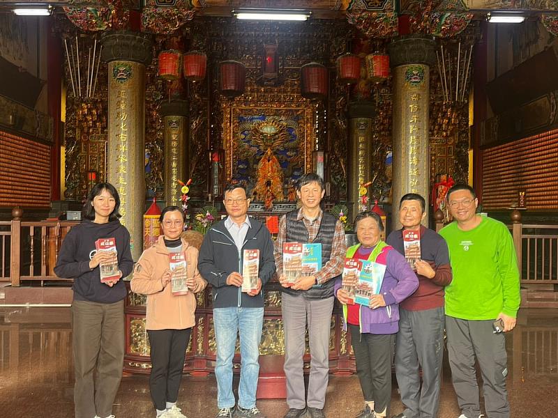 雲科大創意生活設計系師生與成功廟社區代表合影，完成本次設計成果回饋。
