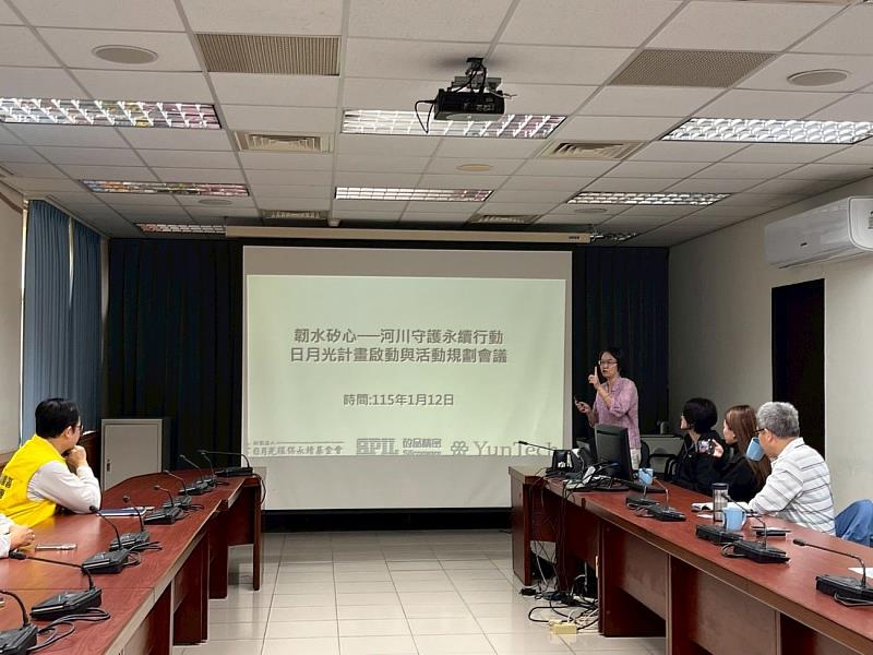 啟動會議簡報說明會現場，由雲科大郭昭吟教授介紹計畫理念與執行內容。