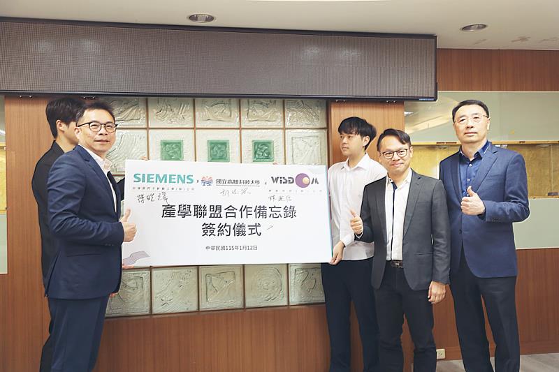 西門子軟體工業董事長陳晧璋(左1)引述鴻海集團創辦人郭台銘「模具是製造之母」,強調許多製造業解決方案的軟體開發均賦予AI能力,但仍有一定程度的工作必須由人來完成,因此培養合適的人才以符合未來製造業型態,是延續台灣製造業優勢的重要工作。睿志科技總經林建信(右1)期望結合豐厚的產業經驗以及西門子的軟體技術,幫助大學端建構符合未來產業需求的人才訓練課程。右2為高科大簽約代表副校長郭俊賢。