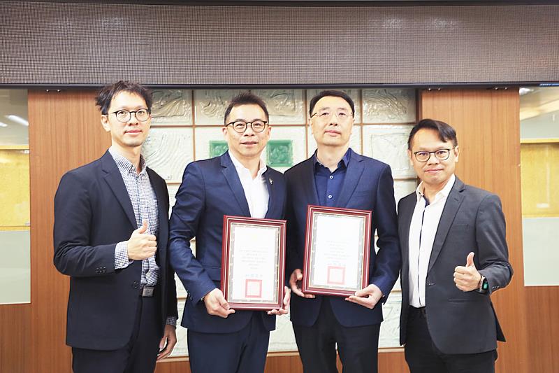 擁有高階工業軟體產品的西門子軟體工業股份有限公司(由董事長陳晧璋代表,左2)與擁有大量產業服務經驗的睿志科技(由總經理林建信代表,右2)攜手與高科大模具系簽署產學合作案,共同延續台灣製造業的人才優勢,滿足數位化、智慧化的轉型趨勢並建構模具系校內訓練課程。右1為高科大副校長郭俊賢代表簽署合作備忘錄,左1為模具系主任歐士輔。