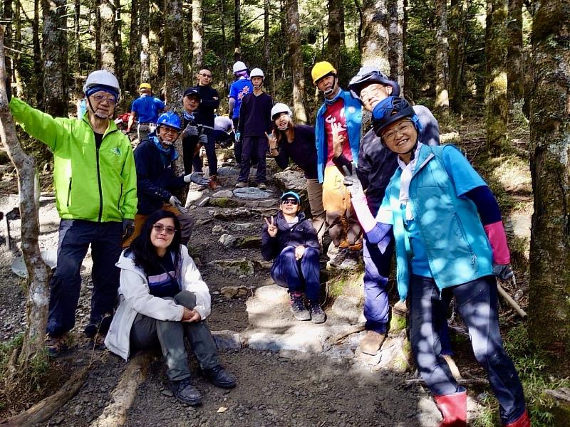 手作步道志工夥伴與手作步道成果合影。