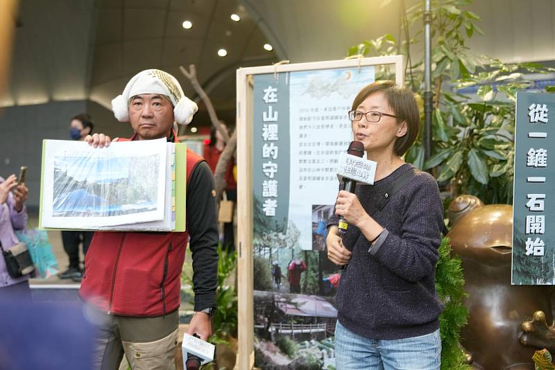 台灣千里步道協會與民眾介紹展覽內容，透過影像紀錄、插畫創作、現場展示步道修築工法實體工具與裝置作品，傳遞嘉明湖手作步道的核心精神。