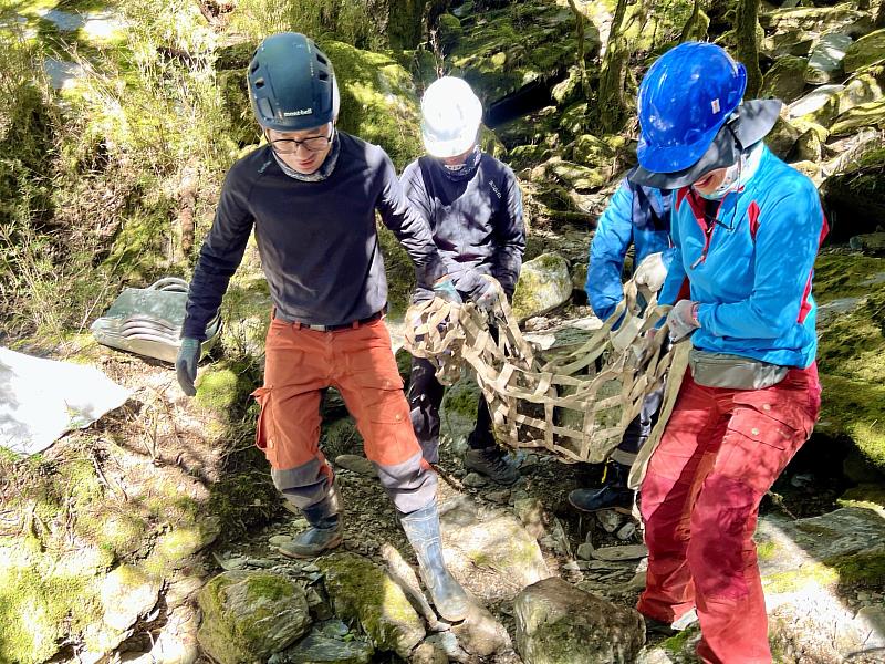手作步道志工夥伴就地取材合力搬運大石。