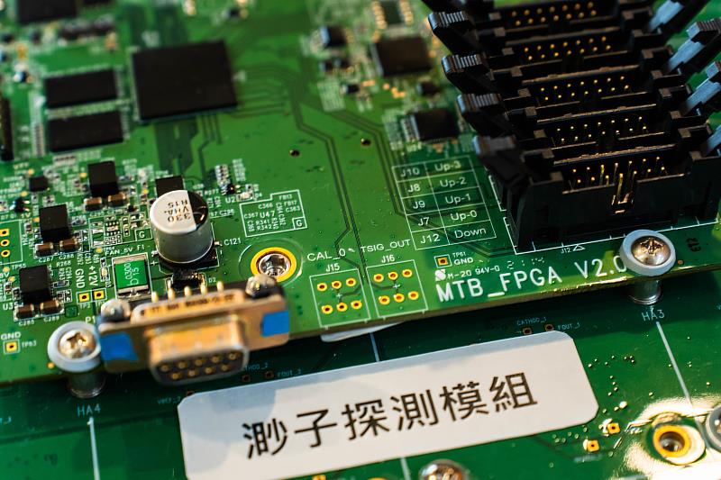 中央大學與中研院物理所團隊合作，自主研發新型態渺子探測器，具有小體積、低功耗、高穩定度的特性。