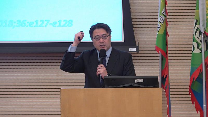 臺北市立關渡醫院院長陳亮恭在南山人壽「115年度高峰策略會議」中，建議防失智「五好」祕訣，即好運動、好營養、好習慣、好社交與好醫生