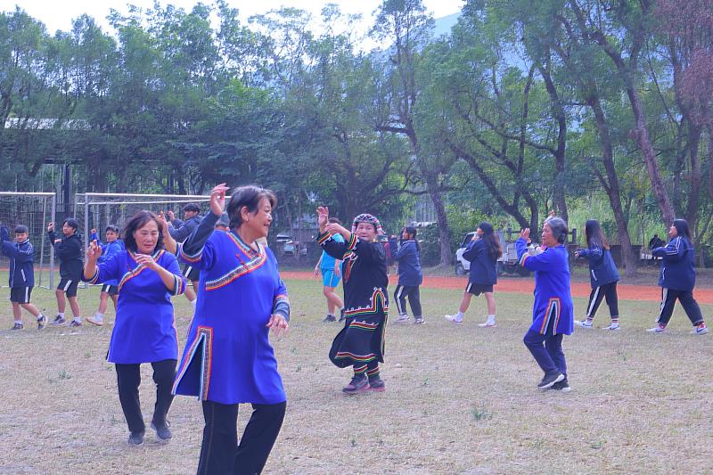 社區媽媽土風舞表演。