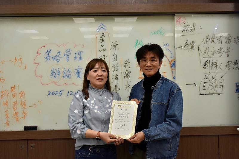 南大管理學院EMBA最佳辯士（左）於辯論中展現清晰邏輯與說服力。