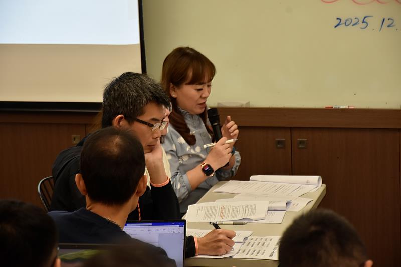 南大管理學院EMBA正方辯士進行申論，結合理論與案例，展現策略管理分析力。