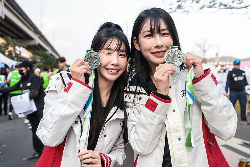 人氣啦啦隊「樂天女孩」於渣打臺北公益馬拉松賽後嘉年華以活力應援為跑者注入滿滿能量,成為賽事現場最吸睛的亮點之一。