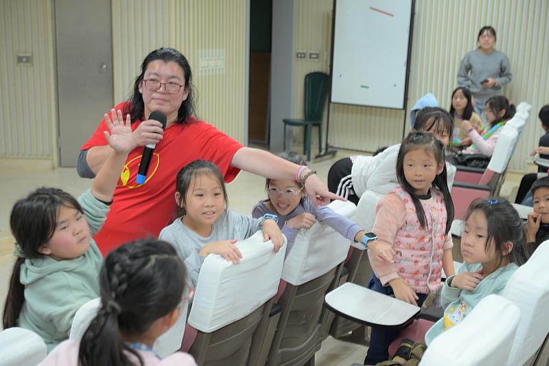 南大聯電課輔中心結業式安排互動快問快答，學童在輕鬆交流中認識不同年級的學習夥伴。