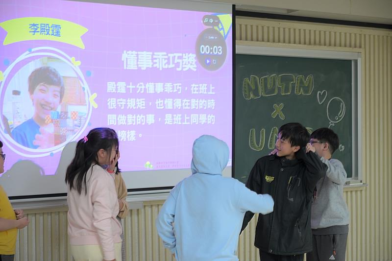 南大聯電課輔中心結業式中，課輔老師逐一給予學童優點肯定與祝福，營造被看見、被鼓勵的學習氛圍。