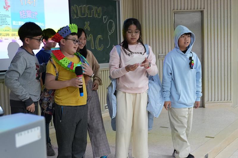 南大聯電課輔中心結業式中，學童輪流上台擔任主持，透過互動問答展現表達能力與臨場反應。