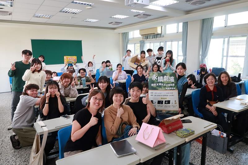南大戲劇創作與應用學系成果發表會現場，評審、師長與學生共同交流討論，展現系所教學與劇場產業現場深度連結的學習成果。