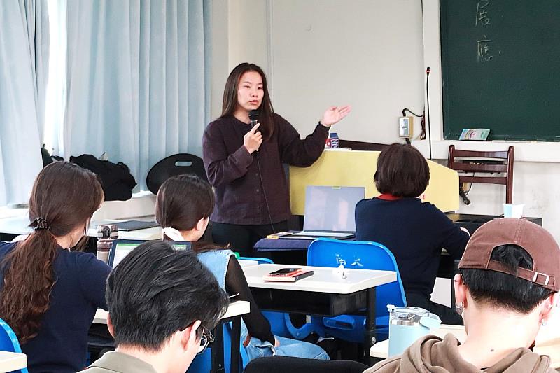 野草製作工作室負責人林惠兒於成果發表會中，針對南大戲劇系學生的研究與提案進行回饋，從產業實務角度回應劇場永續的可能路徑。