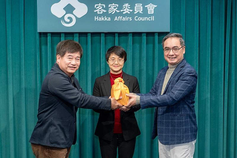 客委會古秀妃主委（中）此次擔任新舊任董事監交人，除了感謝新任董監事願意承擔重任，更特別提醒「公共性」的重要性。