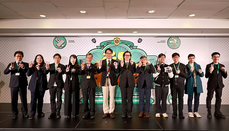 貴賓合影畫面,中央部會與資安領域領導者齊聚一堂,期盼藉金盾獎持續培育下一代資安人才,打造臺灣最強資安防線。