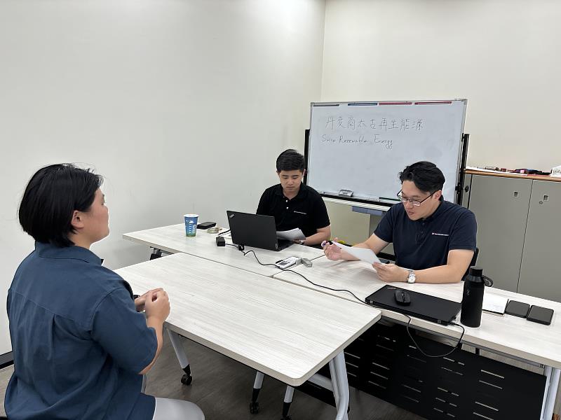 《風電產業國際人才培訓班》課程最後兩日進行媒合活動，邀請國內外風電大廠進行徵才面試，歷年平均關聯性就業率高達63%。