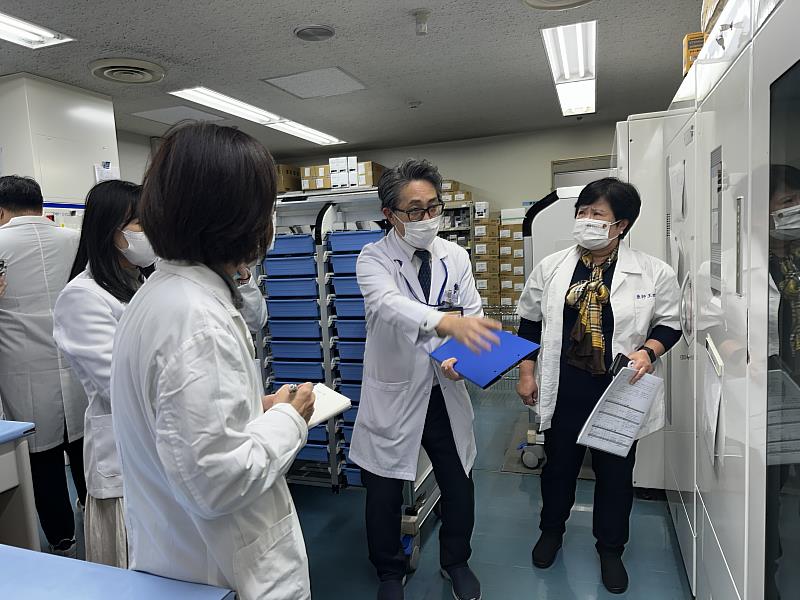 日方說明針劑藥品調配機如何操作使用。