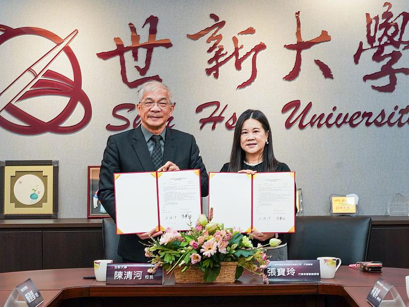 世新大學校長陳清河(左)與104人力銀行集團行銷長張寶玲(右)代表簽署產學合作備忘錄。(世新大學提供)