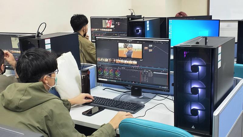 世新大學透過多元實務教學課程，培養學生影像策展能力與專業技術，深化學用接軌。（世新大學提供）