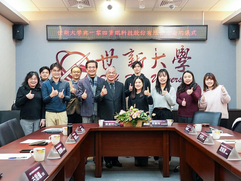 世新大學與104人力銀行啟動「跨校特色系所開箱影音產學合作計畫」,參與師生一同出席簽約儀式。(世新大學提供)