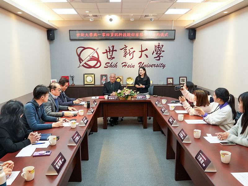 世新大學與104人力銀行舉行產學策略聯盟簽約儀式,雙方代表交流合作細節。(世新大學提供)