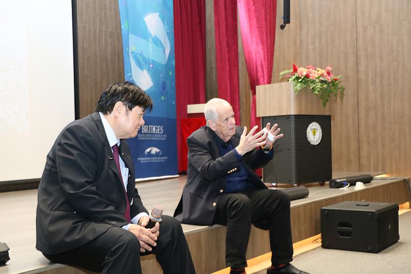 諾貝爾獎得主亞倫．切哈諾沃教授與講座主持人洪明奇院士兩位大師級學者隨興的坐在講堂的台階上，與師生交流對談，輕鬆又自然，展現大師風範。