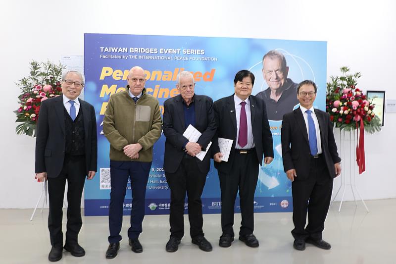 洪明奇院士、鄭隆賓執行長與諾貝爾化學獎得主亞倫．切哈諾沃Prof.Aaron Ciechanover、世界和平基金會（IPF）創辦人兼主席烏韋．莫拉維茨Uwe Morawetz會場合影。