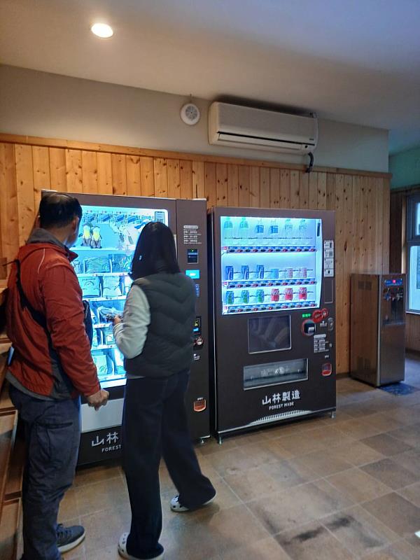 武陵國家森林遊樂區自動販賣機販售山林製造之文創商品。（照片：林業及自然保育署臺中分署）