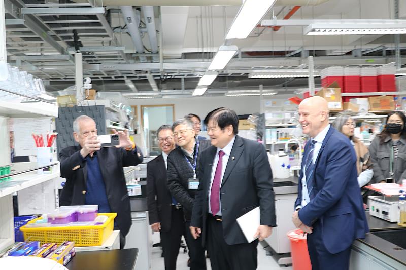 諾貝爾化學獎得主亞倫．切哈諾沃Prof.Aaron Ciechanover參觀CMU Bio Park實驗室興致盎然的拿著手機取景記錄做留念。