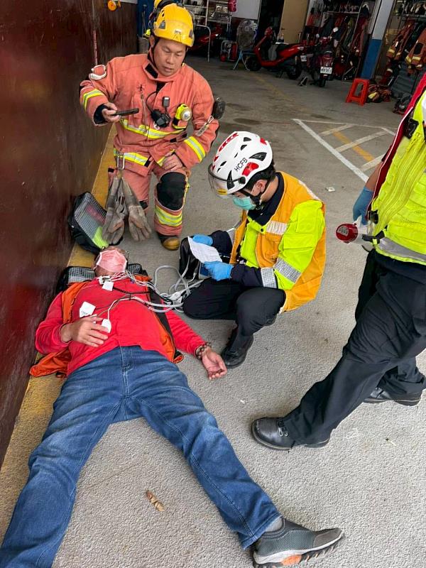 消防局模擬車禍現場，立即啟動大量傷患機制進行檢傷分類。