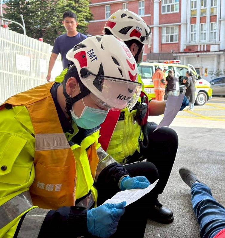 消防局模擬車禍現場，立即啟動大量傷患機制進行檢傷分類。