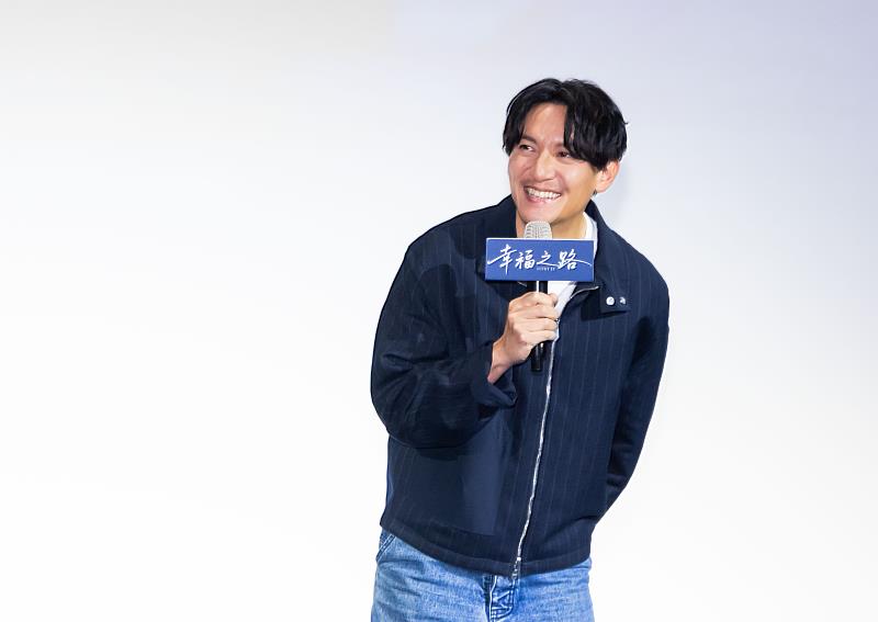 張震面對影迷提問，分享「這次演出不是體能上的拚搏，而是以一種『放鬆』的狀態投入表演，用最自然的方式呈現一位父親每日的努力、一次次低頭後再站起來的韌性」。