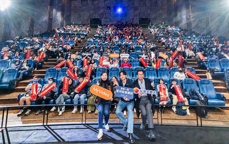 張震走入觀眾席與「MyVideo 返利黑卡」會員同框合影，並貼心送出印有電影經典台詞「堅持就是勝利」的專屬應援手幅，邀請全場一同高舉入鏡。（左起：台灣大新媒體事業副總經理李芃君、金馬影帝張震、台灣大內容發展副總經理鄭偉柏）