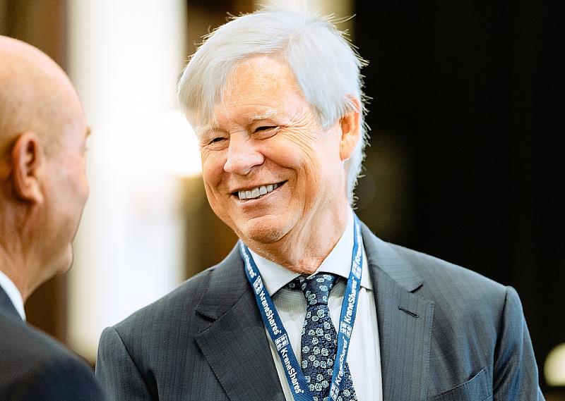 這場諾貝爾大師講座不僅是學術活動，更是高等教育角色的自我定位。面對氣候變遷與全球風險交織的未來，大學更應成為引導理性討論、連結學術與實務的重要平台。（圖引自維基百科）