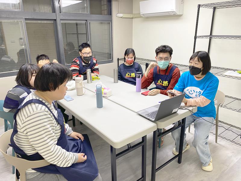 小作所服務對象在輕鬆愉快的唱歌活動中互動交流，增進自信與社交能力。圖：心路基金會